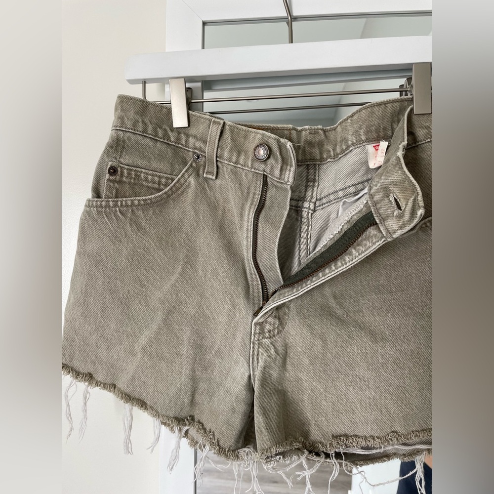 Levi's Olive Green 501 Cut-Off high-waisted shorts - Picture 9 of 11